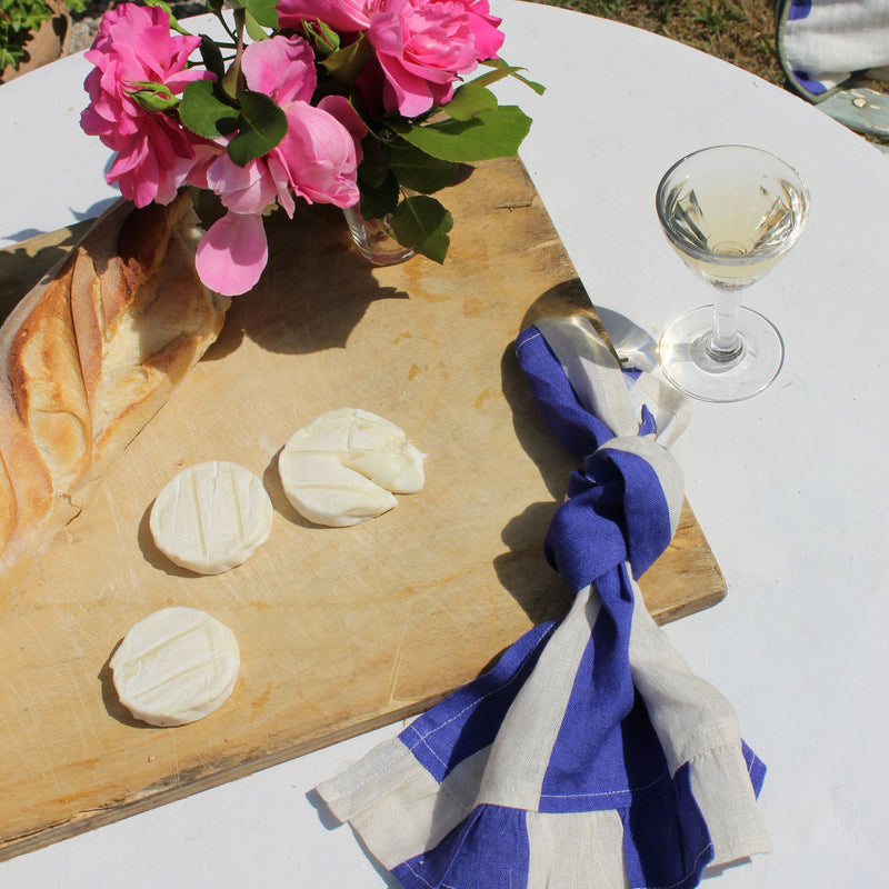 Amuse La Bouche frill napkin on a table set up